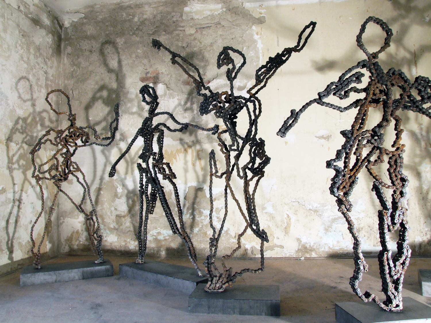 L&aacute;ncfigur&aacute;k, Chain Figures: 2010 - hegesztett g&eacute;pl&aacute;nc, welded iron 1db 210x10x90 cm     - 1 by Rab&oacute;czky Judit Rita