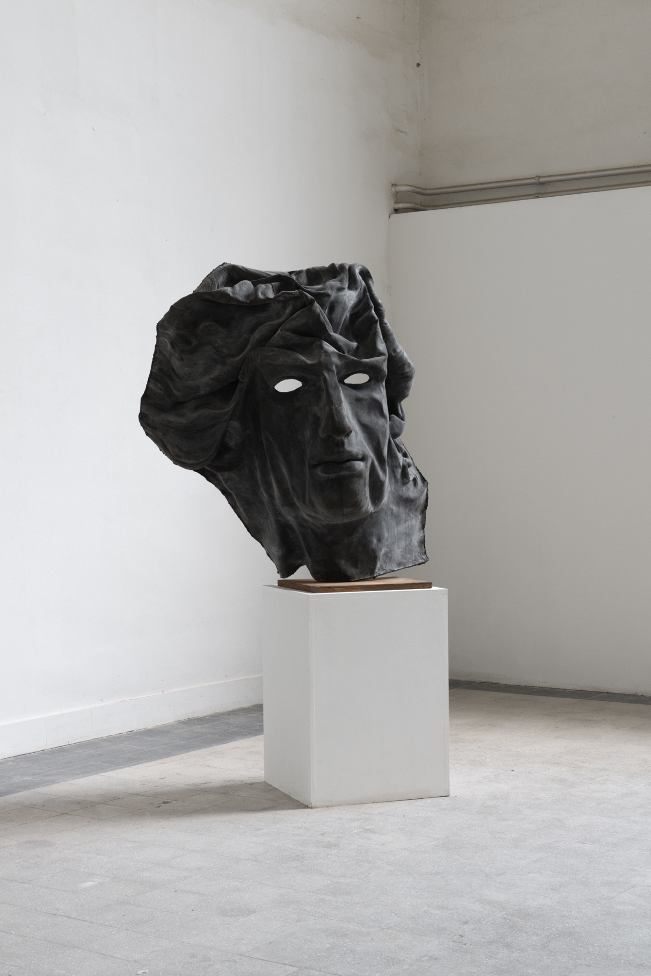 Who You Are - 132 x 113 x 85 cm, gumi, 2018 - 1 by Szab&oacute; Menyh&eacute;rt