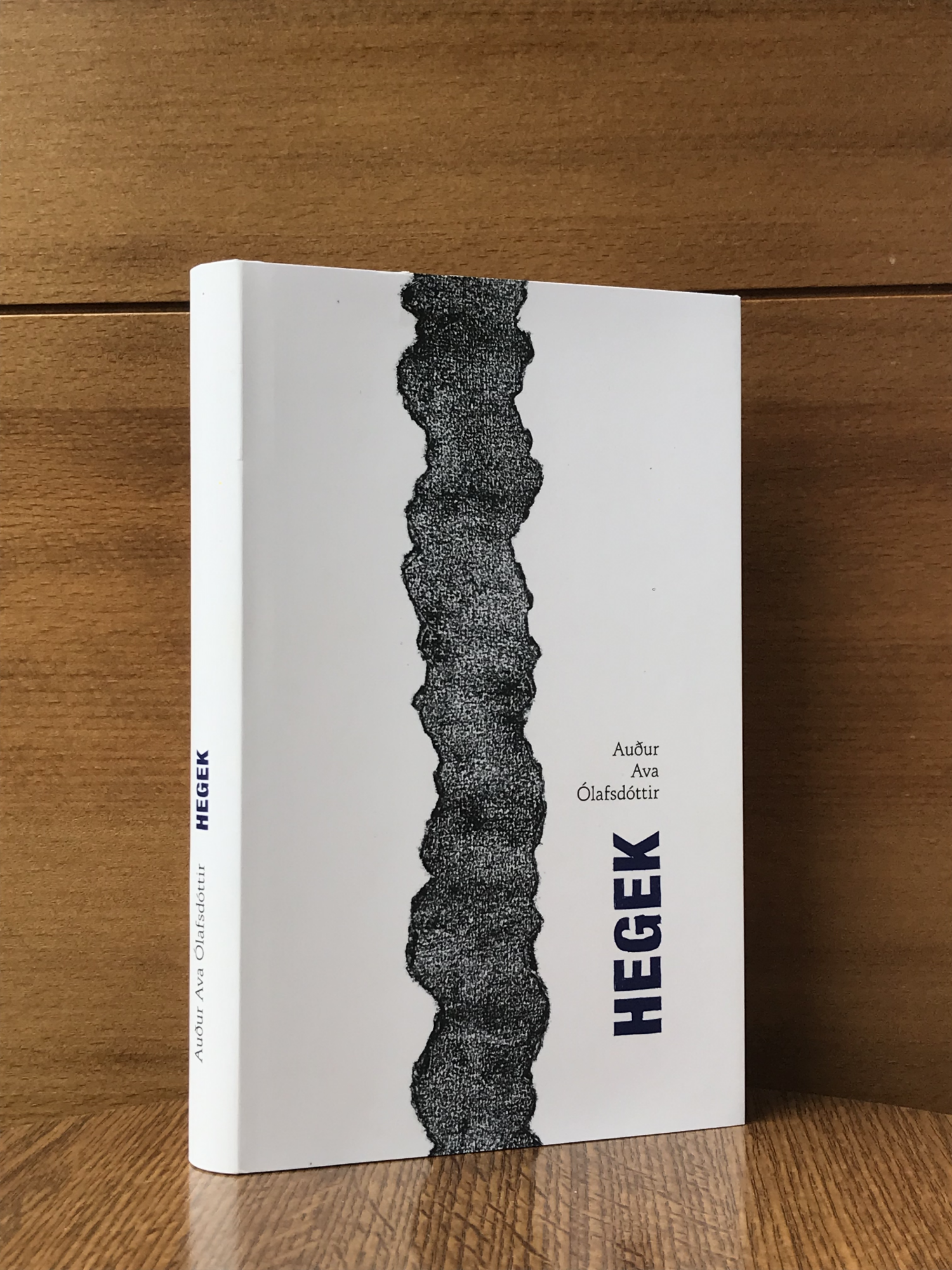K&ouml;nyvtervez&eacute;s &ndash; Au&eth;ur Ava &Oacute;lafsd&oacute;ttir: Hegek - 1 by T&aacute;las Wanda